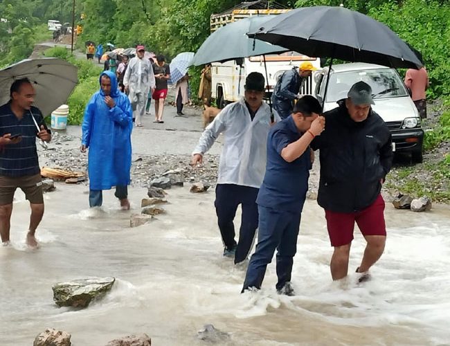 राजधानी देहरादून में देर रात हुई भारी बारिश, सुबह खुली लोगों की आंख तो दिखा खौफनाक मंजर, बह गया पुल