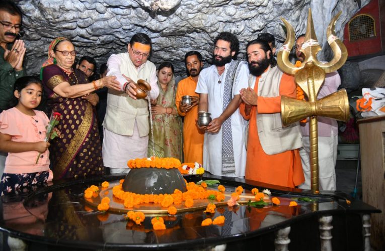 सीएम पुष्कर सिंह धामी ने जन्मदिन पर टपकेश्‍वर मंदिर में जलाभिषेक कर मांगा आशीर्वाद, पीएम मोदी और योगी आदित्‍यनाथ ने दी बधाई