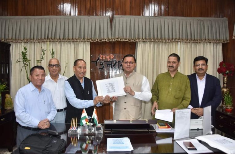 भू – कानून के अध्ययन और परीक्षण के लिए गठित समिति ने सीएम पुष्कर सिंह धामी को सौंपी रिपोर्ट, समिति ने अपनी रिपोर्ट में दी 23 संस्तुतियां
