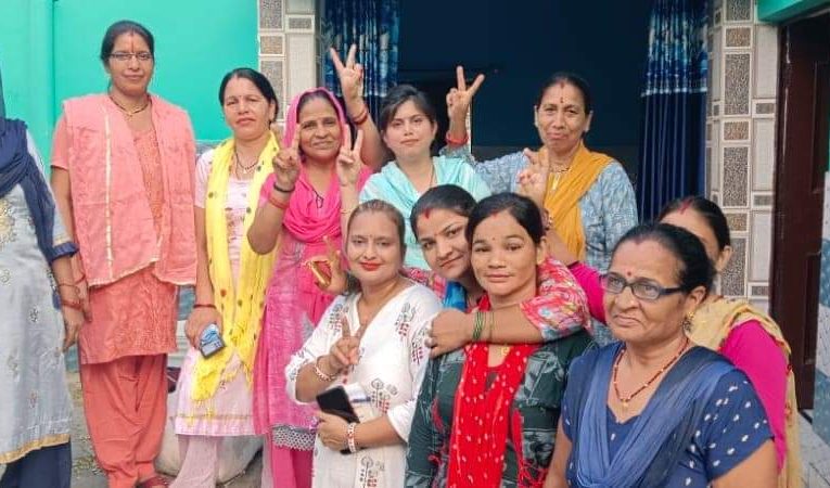 भंगेड़ी जिला पंचायत सदस्य सीट पर निर्दलीय प्रत्याशी अंजलि सेठ ने डोर टू डोर मांगे वोट, कहा विकास करना ही प्राथमिकता