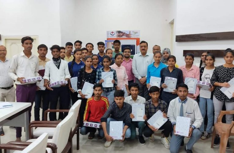 नीट/जेईई की तैयारी कर रहे छात्रों को टैबलेट का वितरण किया गया