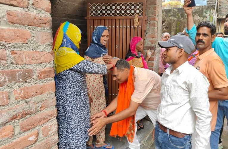 जमालपुर कला से भाजपा समर्थित प्रत्याशी अमित चौहान ने बारिश में भी किया प्रचार, लोगों से घर-घर जाकर वोट की अपील की