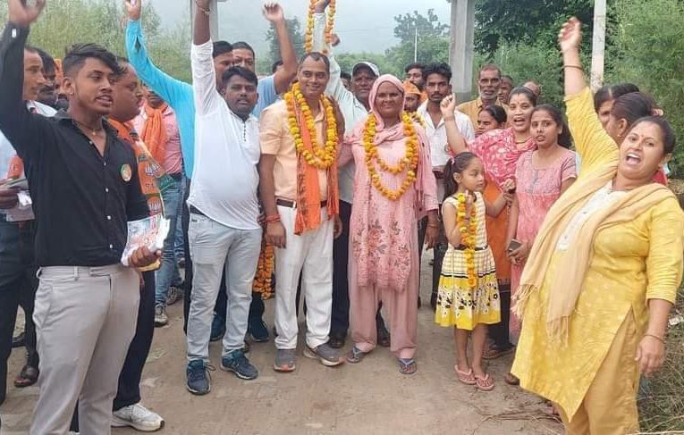 जमालपुर कला जिला पंचायत सीट से भाजपा समर्थित प्रत्याशी अमित चौहान ने चुनाव चिन्ह उगता सूरज के लिए मांगे वोट, कहा होगा विकास के सूरज का उदय