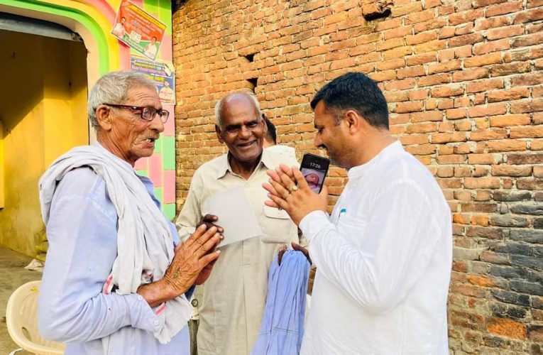 कांग्रेस प्रत्याशी सेठपाल परमार ने घर-घर जाकर मांगे वोट, बोले- आपके बीच का व्यक्ति हूं, आपके बीच में ही रहूंगा