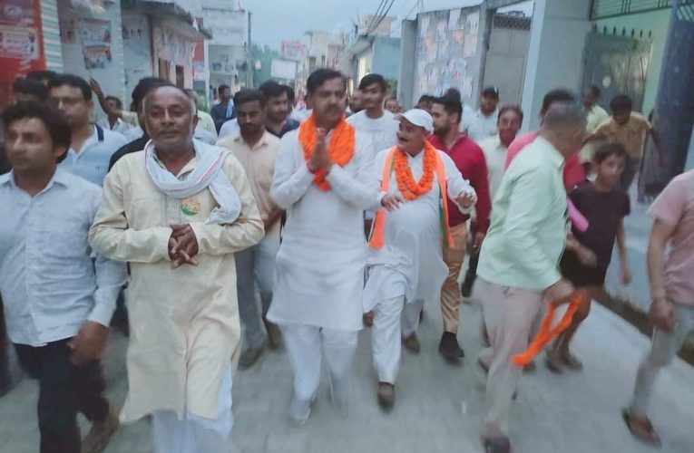 औरंगाबाद सीट से भाजपा प्रत्याशी विमलेश देवी के समर्थन में विधायक आदेश चौहान ने रोड शो कर मांगे वोट