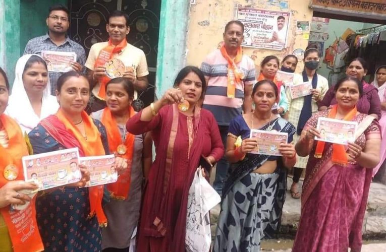 मीनाक्षी चौहान ने कप प्लेट चुनाव चिन्ह के पंपलेट वितरित किए, बोलीं – क्षेत्र के विकास और जन समस्याओं का निस्तारण कराने में वह कभी कोताही नहीं बरतेगी