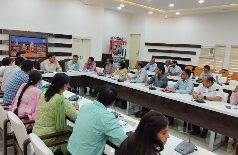 जिलाधिकारी विनय शंकर पाण्डेय ने पंचायत चुनाव की व्यवस्थाओं को लेकर की बैठक, कहा- जोनल और सेक्टर मजिस्ट्रेटों की तैनाती तत्काल की जाए