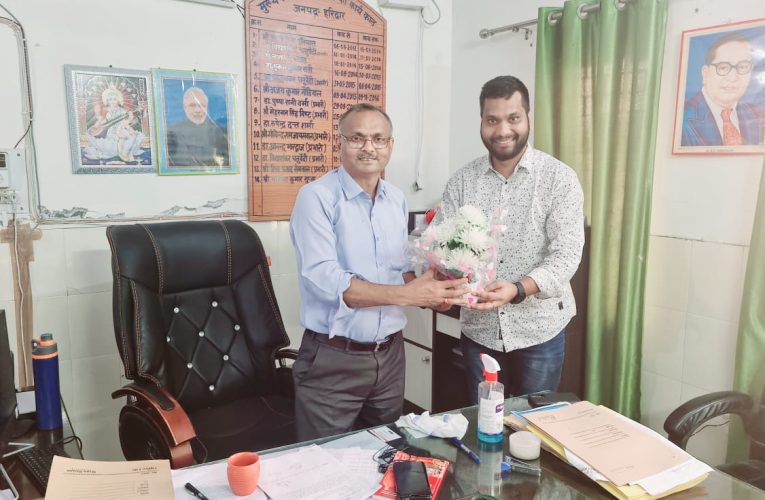 समाजसेवी डाॅ अमन गुप्ता ने मुख्य शिक्षा अधिकारी से की मुलाकात, स्कूलों को गोद लेने की तैयारी के संबंध में की चर्चा