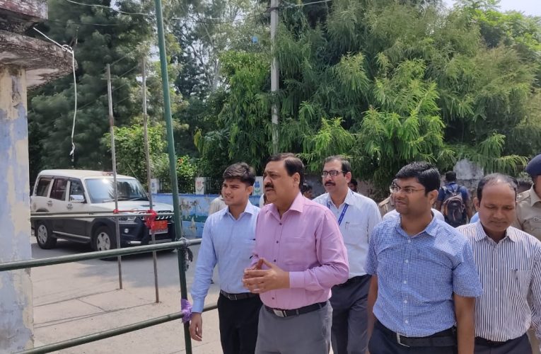जिलाधिकारी ने बहादराबाद एवं रूड़की में नामांकन प्रक्रिया की व्यवस्थाओं का जायजा लिया, किया नामांकन के लिए स्थापित काउण्टरों का निरीक्षण