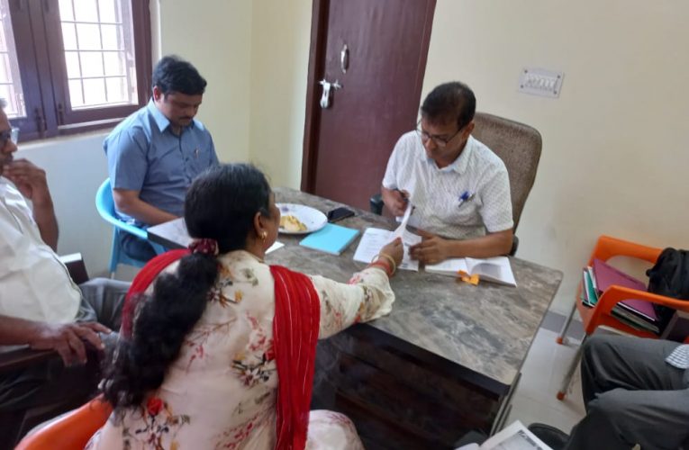 नामांकन आवेदन स्वीकृत किया गया, पूर्व जिला पंचायत सदस्य सुबोध राकेश ने ब्लॉक पहुंचकर निर्वाचन अधिकारी से की बातचीत