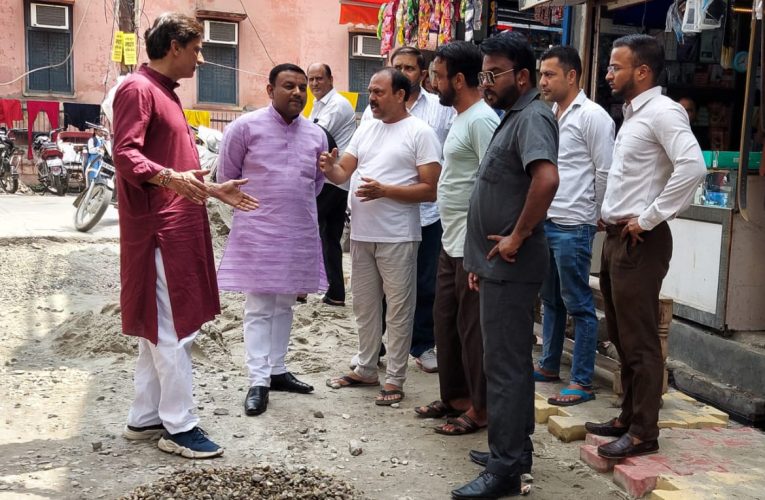 मेयर गौरव गोयल ने किया इंटरलॉकिंग टाइल्स कार्य का निरीक्षण, कहा निर्माण कार्य अच्छे हो, इसके लिए वह तत्पर