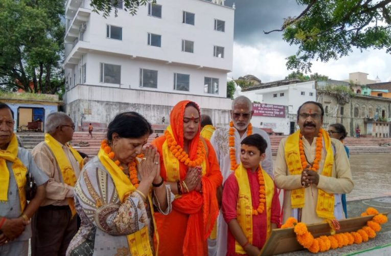3000 अस्थियों को वैदिक विधि विधान से गंगा में प्रवाहित किया