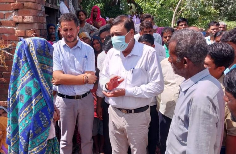 जिलाधिकारी विनय शंकर पाण्डेय ने किया पथरी क्षेत्र के फूलगढ़, शिवगढ, दुर्गागढ़ गांवों का दौरा, दिवंगतों के परिजनों को ढाढस बंधाया