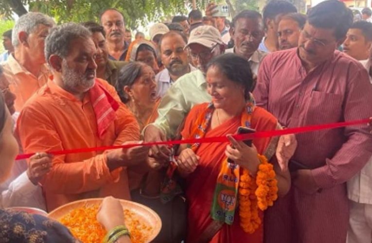 आदर्श टिहरी नगर जिला पंचायत सीट से भाजपा समर्थित प्रत्याशी कुसुम चौहान के चुनाव कार्यालय का उद्घाटन, पूर्व कैबिनेट मंत्री स्वामी यतीश्वरानंद ने कहा इस सीट को भाजपा कार्यकर्ता मिलजुल कर जीतेंगे