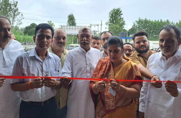 दरियापुर दयालपुर जिला पंचायत सीट से कांग्रेस समर्थित प्रत्याशी सुनीता सैनी के चुनाव कार्यालय का उद्घाटन विधायक ममता राकेश ने किया, कहा हम तोड़ने की नहीं जोड़ने की राजनीति करते है