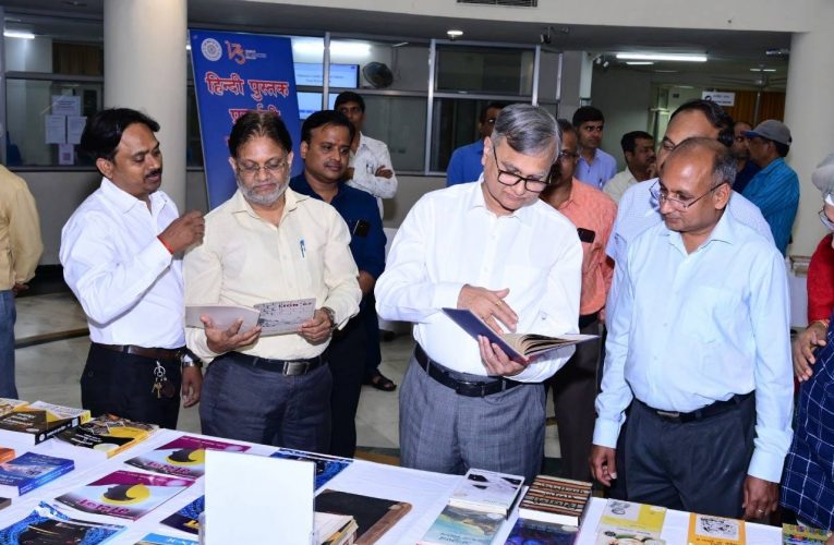 भारतीय प्रौद्योगिकी संस्थान रुड़की में हिंदी पखवाड़ा के दौरान हिंदी पुस्तक प्रदर्शनी का आयोजन