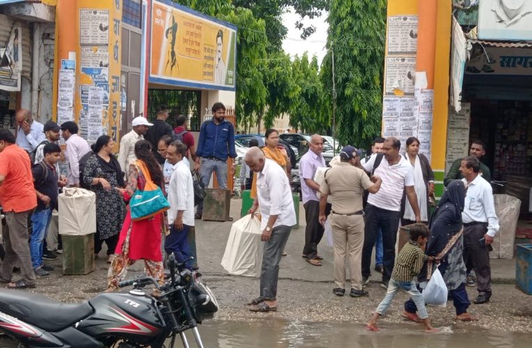मतदान के लिए पोलिंग पेटियों को लेकर कर्मचारी केंद्रों के लिए रवाना, कड़ी सुरक्षा के बीच पोलिंग पार्टियों को मतदान सामग्री देकर भेजा