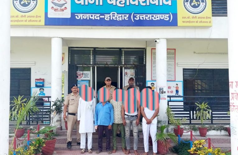 बहादराबाद में पुलिसकर्मियों पर पथराव करने वाले 5 लोग गिरफ्तार, अन्य की तलाश जारी, हार से बौखलाए ग्राम प्रधान पद प्रत्याशी और उनके समर्थकों ने पुलिस पर किया था पथराव