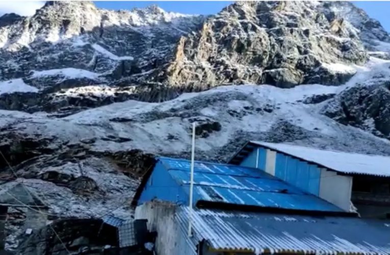 VIDEO: 15225 फीट की ऊंचाई पर हेमकुंड साहिब में बर्फबारी, पर्यटक खूबसूरत नजारा को देख हो रहे अभिभूत, मौसम बेहद सुहावना