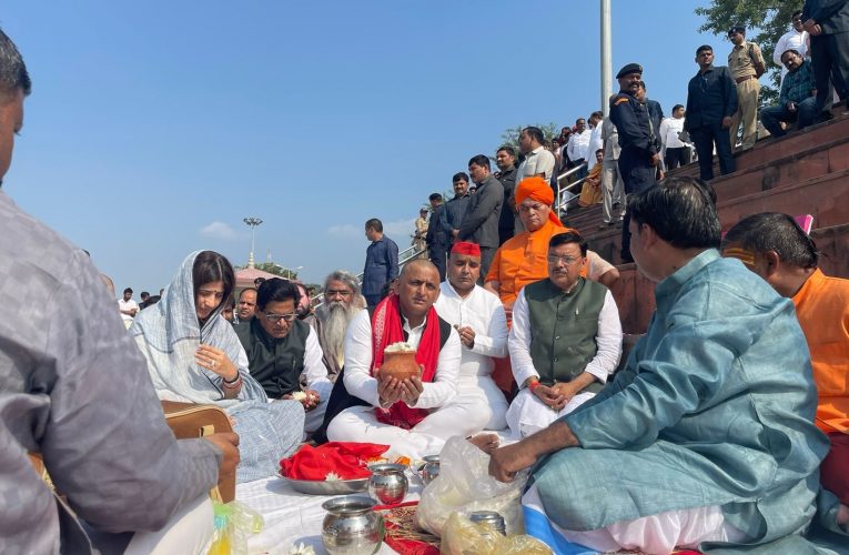 हरिद्वार में गूंजते रहे धरतीपुत्र अमर रहे और नेताजी अमर रहे के नारे, सपा संस्थापक मुलायम सिंह यादव की अस्थियां गंगा में विसर्जित