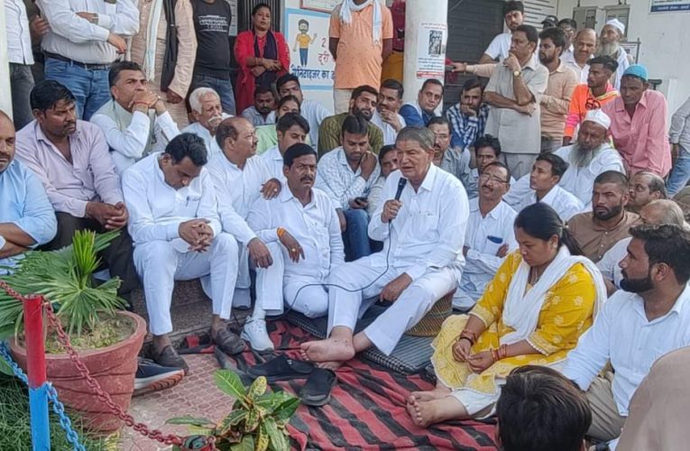 बहादराबाद थाने में चल रहे बेटी अनुपमा रावत के धरना स्थल पर पहुंचे हरीश रावत, बोले- जरूरत पड़ी तो हरकी पैड़ी के सामने लेटकर प्राण त्याग दूंगा