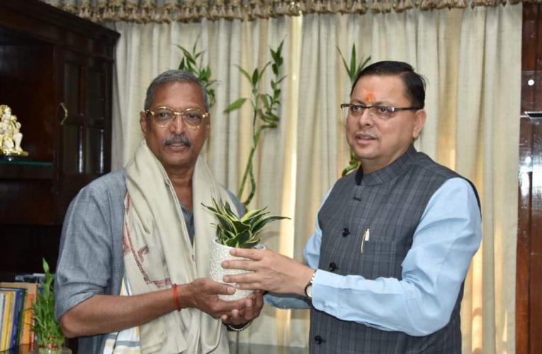 मुख्यमंत्री पुष्कर सिंह धामी से फिल्म अभिनेता नाना पाटेकर ने शिष्टाचार भेंट की, सीएम ने पहनाई पहाड़ी टोपी