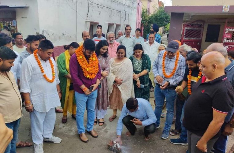 विकास की ओर तेजी से अग्रसर है नगर पालिका क्षेत्र, पालिकाध्यक्ष राजीव शर्मा ने शुरू कराया सड़कों का निर्माण कार्य
