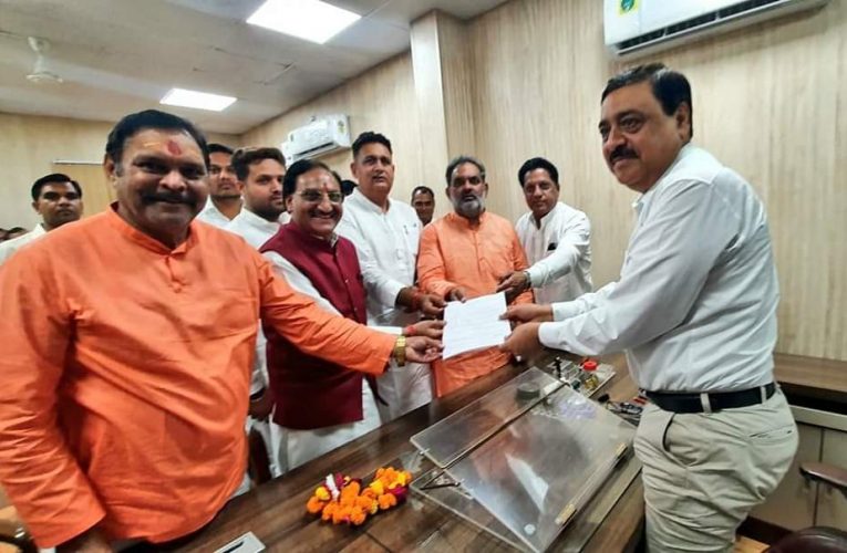 हरिद्वार जिला पंचायत अध्यक्ष के लिए राजेंद्र चौधरी ने भरा पर्चा, सांसद डा. निशंक ने पार्टी प्रत्याशियों की जीत के लिए गंगा की पूजा-अर्चना की
