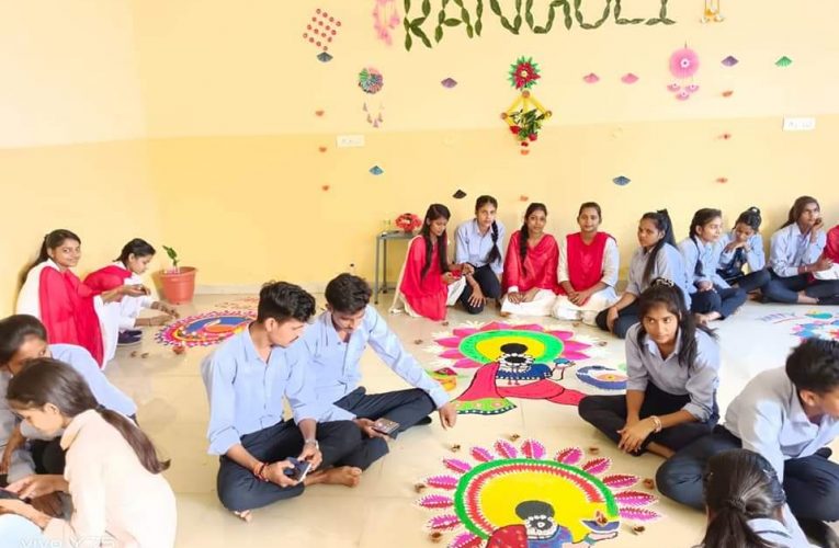 राजकमल कॉलेज में आयोजित हुई रंगोली प्रतियोगिता, छात्र-छात्राओं ने उत्साह के साथ लिया भाग