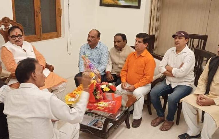 भाजपा कार्यकर्ताओं ने किया केंद्रीय उद्योग मंत्री महेंद्र नाथ पांडे का स्वागत, भेल क्षेत्र की सड़कों की खराब दशा के बारे में कराया अवगत