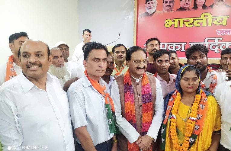दरियापुर दयालपुर जिला पंचायत सीट से कांग्रेस प्रत्याशी रही सुनीता सैनी व भोपाल सैनी ने सैकड़ों लोगों संग थामा भाजपा का दामन, पीएम-धामी की नीतियों से प्रभावित होकर ज्वाइन की बीजेपी