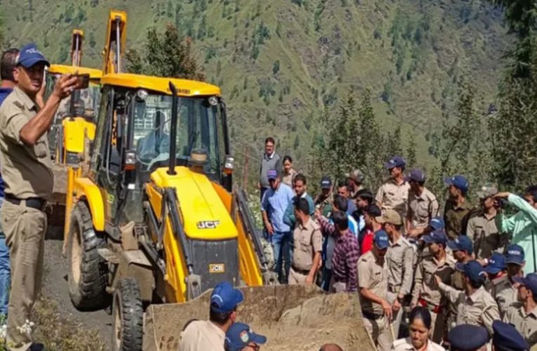 यूकेएसएसएससी पेपर लीक केस: नकल माफिया हाकम का रिजॉर्ट तोड़ने पहुंची टीम का ग्रामीणों ने किया विरोध, धरने पर बैठे