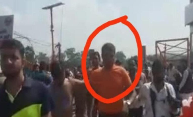 हरकी पैड़ी पर युवतियों की फोटो खींचने के आरोप में युवक की पिटाई, भीड़ ने युवक को पुलिस को सौंपा