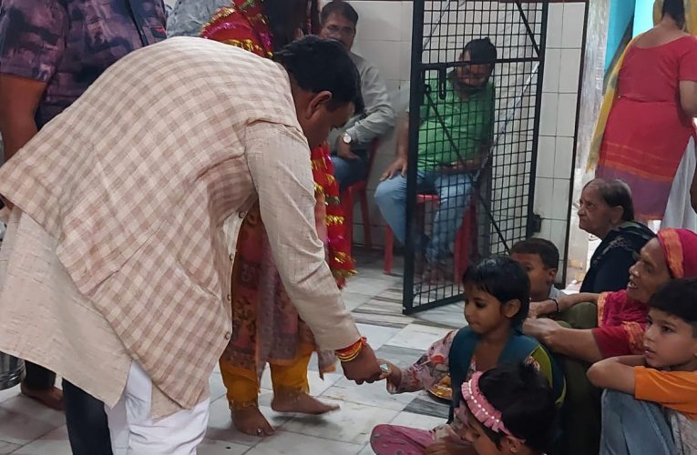 प्राचीन मां काली माता मंदिर में चतुर्दशी के अवसर पर विशाल भंडारे का आयोजन, मेयर गौरव गोयल ने पूजा-अर्चना कर की सुख समृद्धि एवं राष्ट्र कल्याण की कामना