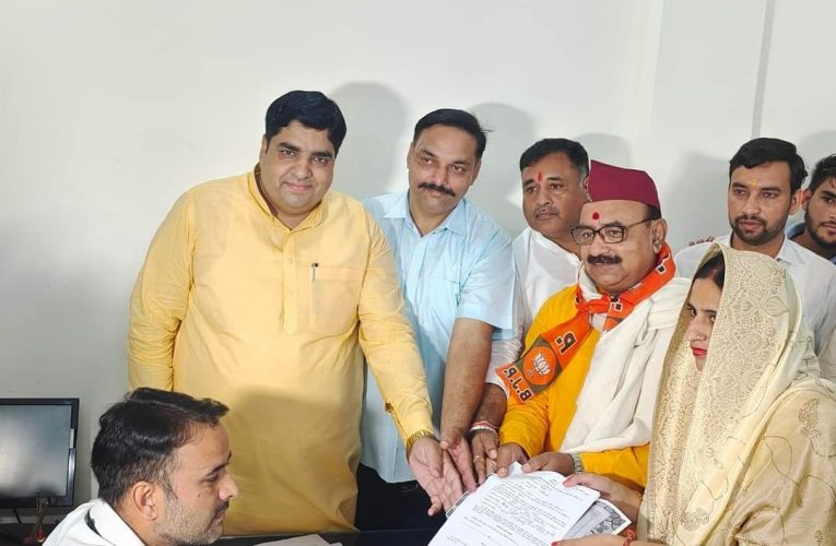 नारसन ब्लॉक प्रमुख और ज्येष्ठ प्रमुख के लिए दो-दो नामांकन हुए, भाजपा समर्थित कोमल देवी ने अपना नामांकन पत्र दाखिल किया