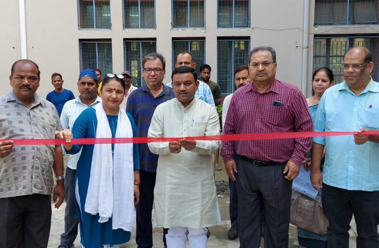 मेयर गौरव गोयल ने आदर्श बाल निकेतन स्कूल में बास्केटबॉल कोर्ट के निर्माण कार्यों का किया शुभारंभ, कहा पारदर्शिता के साथ तेजी से कराए जा रहे विकास कार्य