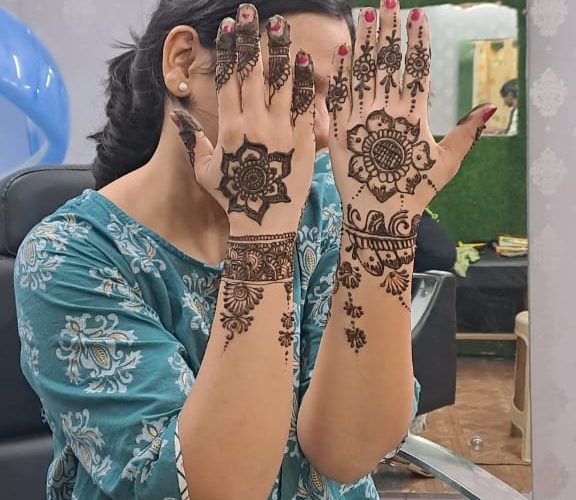 करवाचौथ के लिए बाजारों में जमकर हुई खरीदारी, महिलाओं ने करवा चौथ से जुड़े सामानों की खरीदारी कर हाथों में मेहंदी सजाई