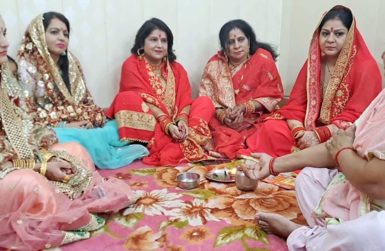 रुड़की में करवा चौथ पर्व की धूम, पति की लंबी उम्र के लिए रखा व्रत, सामूहिक रूप से सुनी कथा