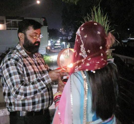 सुहागिनों ने चांद का दीदार कर तोड़ा व्रत, पति का लिया आशीर्वाद, पतियों ने भी रखा व्रत