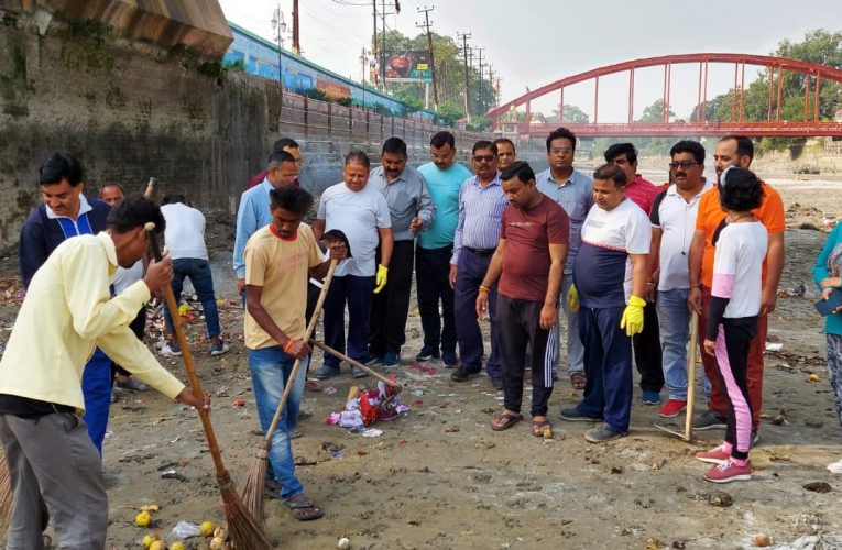 समर्पण संस्था ने गंगनहर में चलाया सफाई अभियान, मेयर बोले- साफ-सफाई के प्रति सतर्क और सजग सभी का कर्तव्य