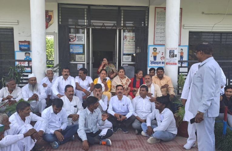 सत्ता के दबाव में काम कर रही पुलिस: अनुपमा रावत, मुकदमा दर्ज होने के विरोध में कांग्रेसियों ने बहादराबाद थाने के गेट पर दिया धरना
