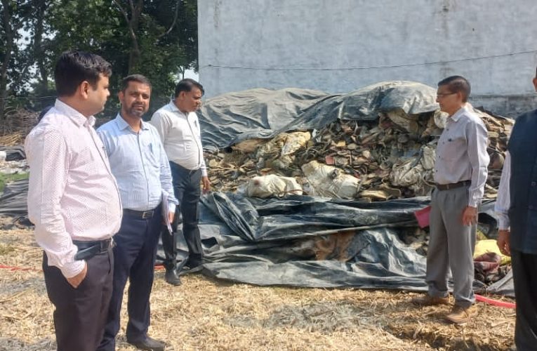 प्लास्टिक जलाने पर आठ कोल्हू सील, कोल्हुओं में प्लास्टिक कचरा जलाकर बनाया जा रहा था गुड