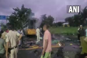 बड़ा हादसाः ट्रक से टक्कर के बाद बस में लगी आग, 11 यात्री जिंदा जले, राष्ट्रपति व पीएम मोदी ने जताया शोक