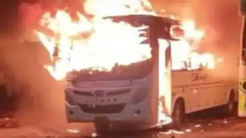 दिवाली पर बस में दीया जलाकर सोए ड्राइवर और कंडक्टर, आग लगने से दोनों जिंदा जल गए