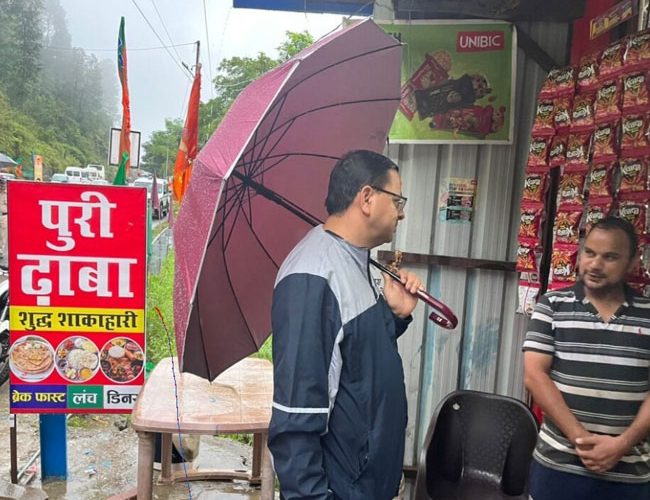 बारिश में छाता लेकर घूमने निकले सीएम पुष्कर सिंह धामी, लोगों से जानीं समस्याएं, सादगी से जीता दिल