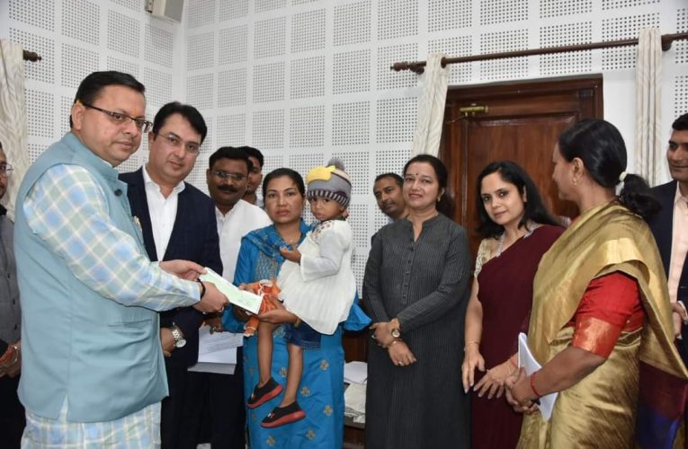 कांस्टेबल स्वर्गीय प्रदीप कुमार की पत्नी श्रीमती दीपमाला को मुख्यमंत्री कैम्प कार्यालय में 50 लाख रुपए का चेक सौंपा गया