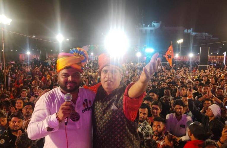 रुड़की में प्रसिद्ध भजन गायक कन्हैया मित्तल ने भजनों का गुणगान बांधा समां, झूमे श्रृद्धालु
