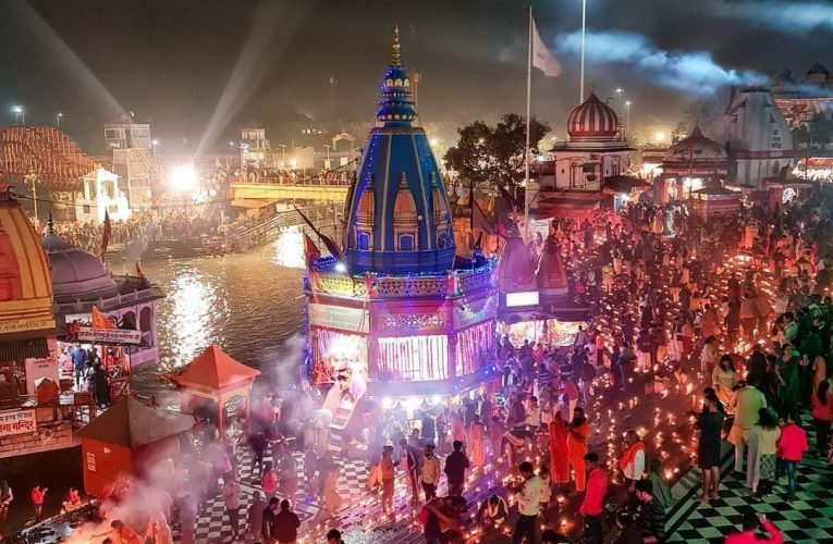 देव दीपावली पर 31 हजार दीपों से जगमग रहा हरकी पैड़ी घाट, संध्याकालीन आरती के बाद दीपों को जलाया गया