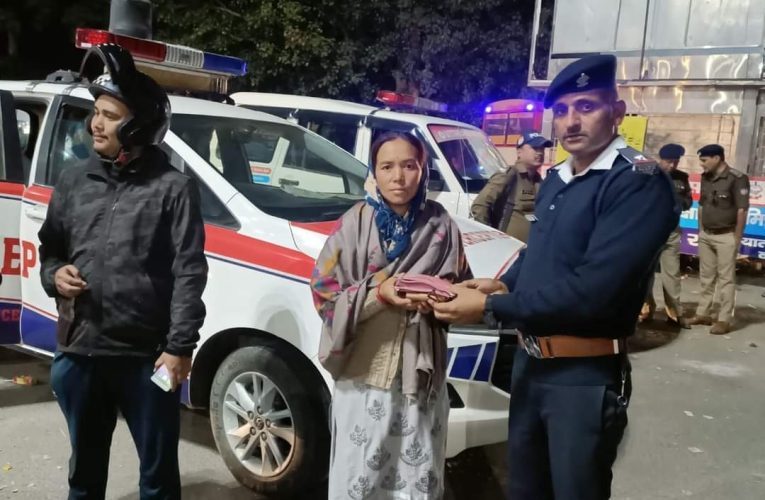 बस में छूटे पर्स पुलिस की मदद से मिले, महिला यात्री बार-बार यातायात पुलिस का शुक्रिया अदा करती रही