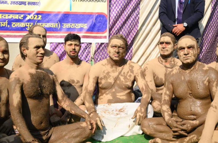 मुख्यमंत्री पुष्कर सिंह धामी का अनोखा अंदाज, खास मौके पर सीएम धामी ने शरीर पर लगवाई मिट्टी का लेप